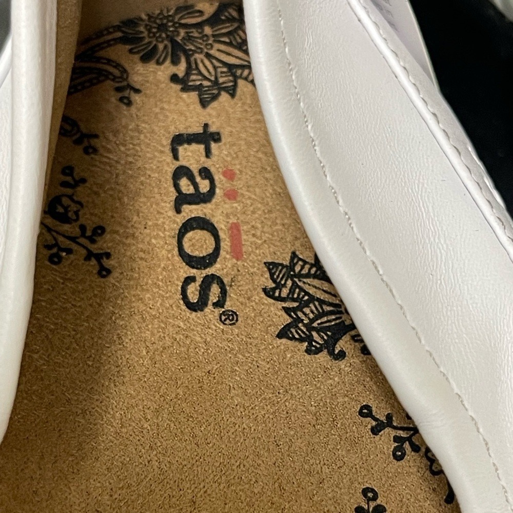 NEW TAOS Chit Chat White Shoes Size 10 - Picture 12 of 12